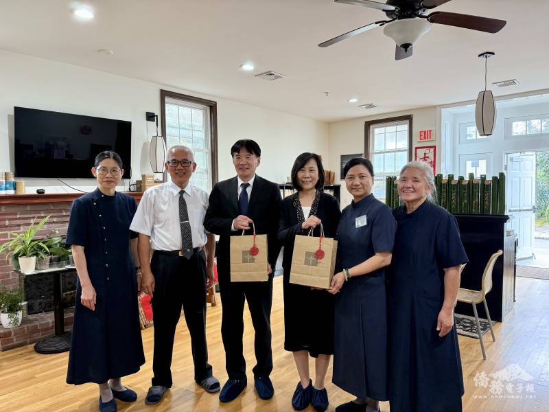 (左起) 波士頓慈濟人文學校校長鄧淑芳、陳裕逢、高家富、榮幼娥、長金滿、高金花