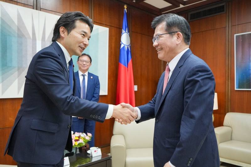 外交部長林佳龍（右）歡迎日本國民民主黨青年局長淺野哲眾議員（左）一行。