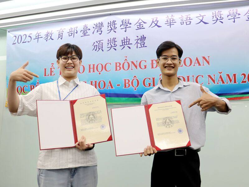 台灣獎學金受獎生范海玲（左）中文相當流利，在台灣念完大學後，要繼續攻讀研究所學位。華語文獎學金受獎生茝長山被正體中文字的魅力吸引，將赴台灣學習一年中文