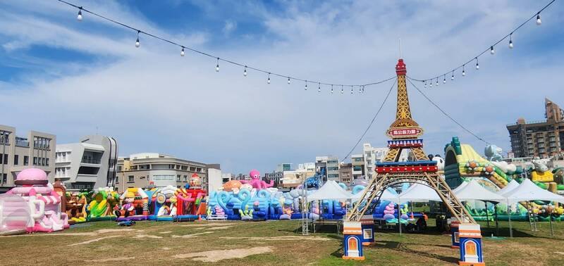 澎湖縣「2025馬公夏日童樂趴」2日起至17日將在馬公市公所後方草地舉行，最大亮點為「澎湖意象海洋派對氣墊樂園」，將在地特色融入大型主題氣墊設計，展現馬公獨有的夏日童趣