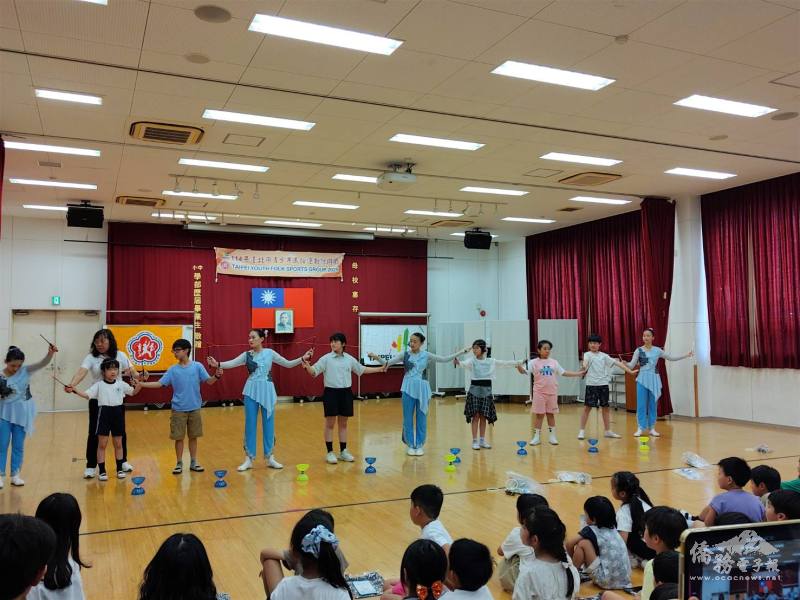 大阪中華學校暑期班學生跟訪團成員一起嘗試扯鈴