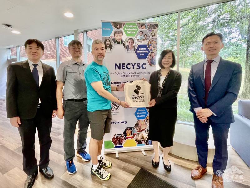 紐英崙夏令營趙銓雄 (中)、許順堯 (左二) 接待僑委會主任秘書榮幼娥 (右二)、駐波士頓辦事處處長廖朝宏 (右一)、波士頓文教中心主任高家富 (左一) 陪同參訪 (照片提供：波士頓文教中心)