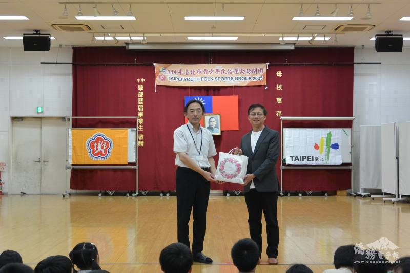 訪團團長鄧進權(左)與大阪中華學校校長蔣燁合影