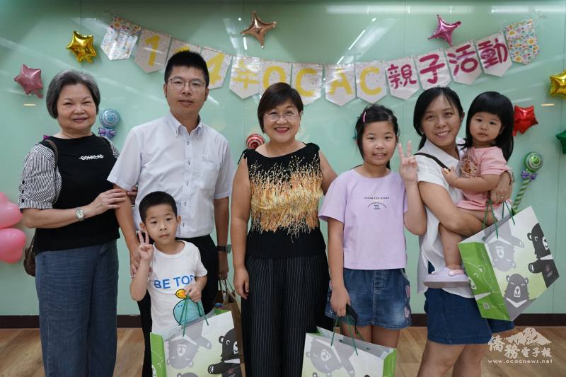 僑務委員會委員長徐佳青（中）表揚會內首位申請育嬰留職停薪之男性同仁