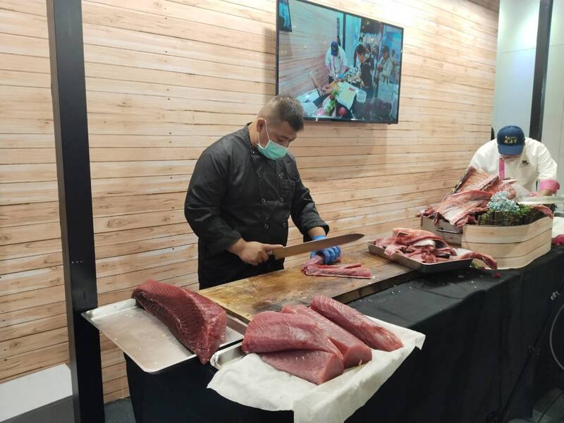 2025台灣美食展1日在台北世貿一館熱鬧登場，主題是「海鮮－鮮味款待」，「屏東賀呷」特別在開展首日推出鮪魚解剖秀，吸引許多消費者排隊等候品嚐現宰黑鮪的好滋味。