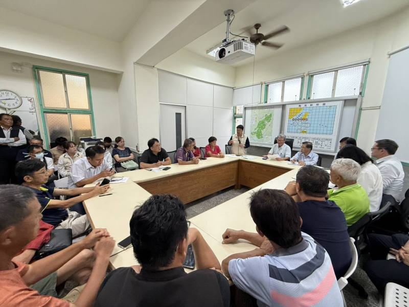 陳金德指揮官率隊前往臺南市新營區及鹽水區公所，邀集里長、里幹事、清潔隊及戶政事務所，說明政府如何協助受災民眾房屋修繕