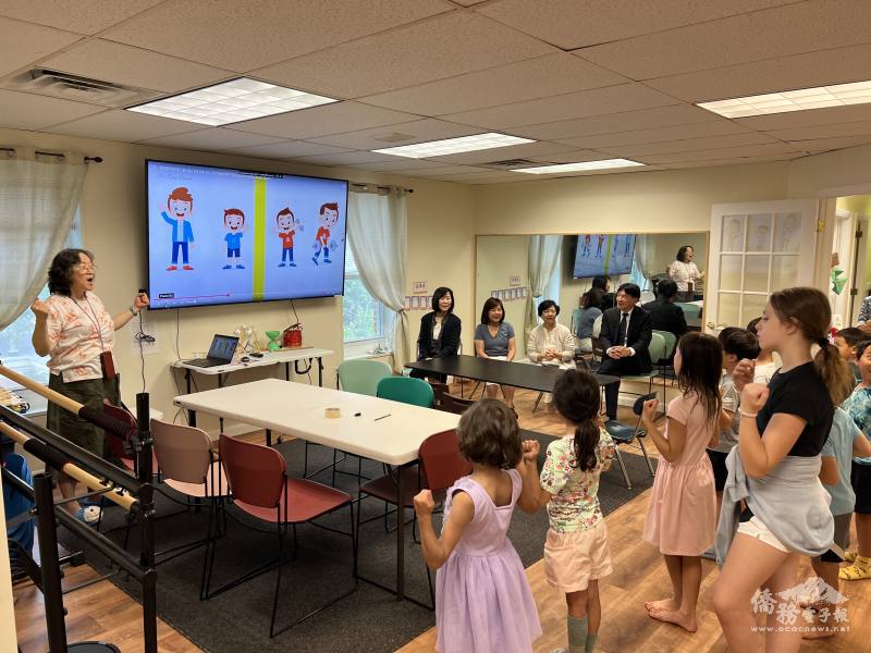 明慧中文學校老師何麗娟帶領學生們獻唱「地球的孩子」