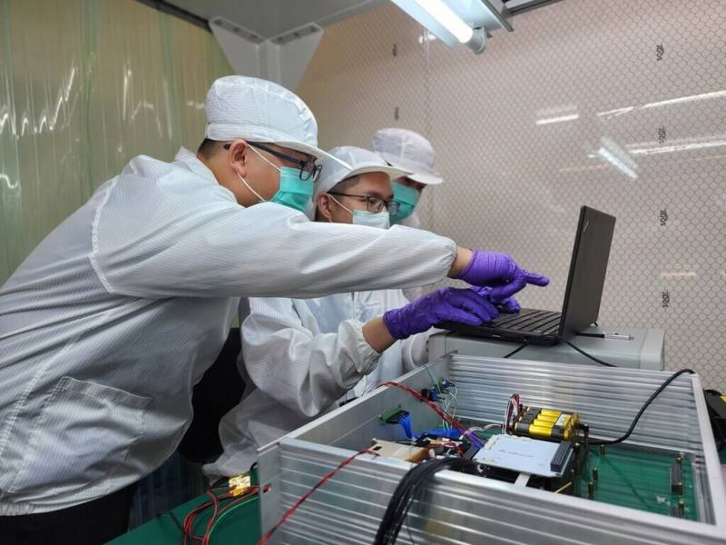 鐳洋科技1日宣布由國家太空中心委託開發的首顆新創追星先期計畫3U通訊立方衛星「夜鷹號」，已與地面站完成雙向通聯