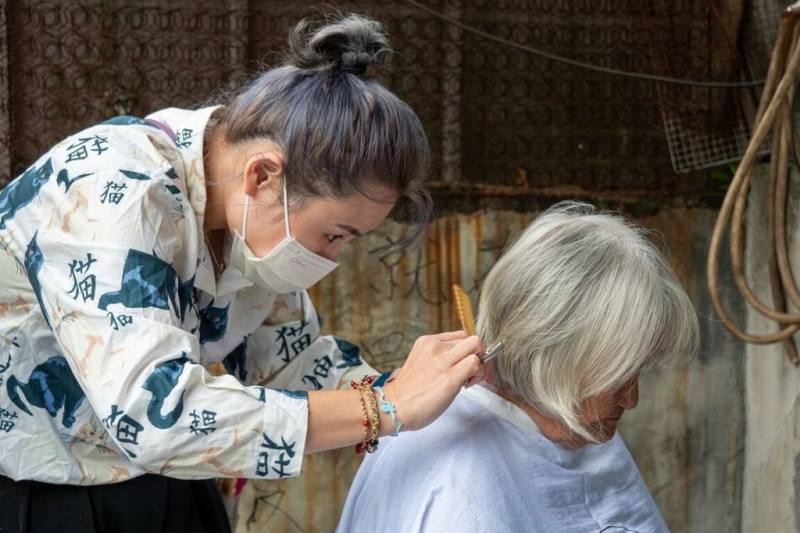 「點亮點公益服務整合平台」集結全台美髮同業愛心力量，由台北大稻埕扶輪社提供交通費補貼，自2015年起與門諾基金會合作，至今累積為花蓮地區5500名長者及身障者剪髮