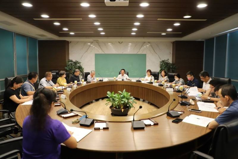 嘉義縣政府依據公益勸募條例第5條開設「丹娜絲颱風捐款專戶」，縣長翁章梁（後中）31日親自主持「天然災害捐款專戶管理及監督委員會」，邀集相關單位出席，共同擬定善款運用方向。（嘉義縣政府提供）