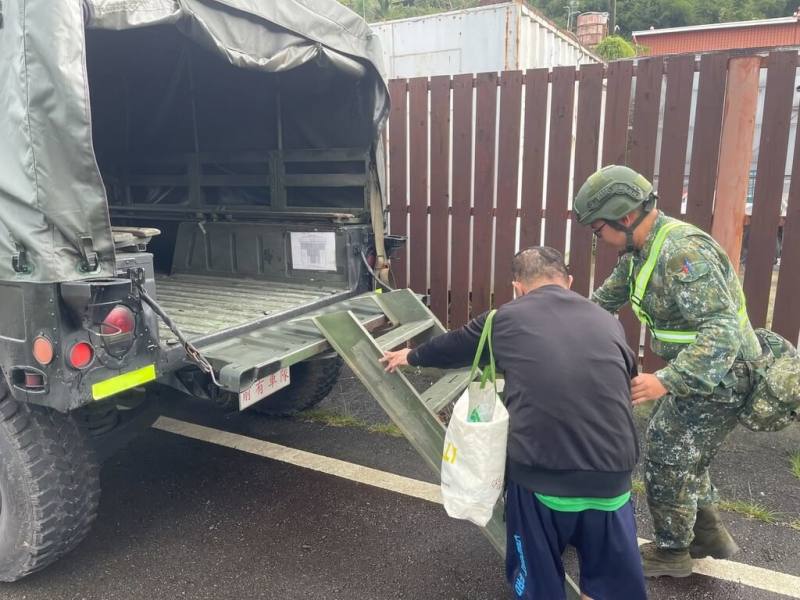 國軍第五作戰區官兵31日協助台中新社地區，執行民眾預防性撤離工作。（國軍第五作戰區提供）