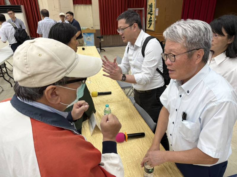 現場陳指揮官偕各單位傾聽受災戶心聲