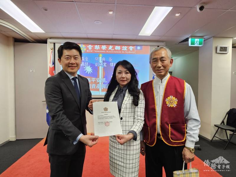 吳正偉頒發感謝狀予僑務顧問劉姸宏律師