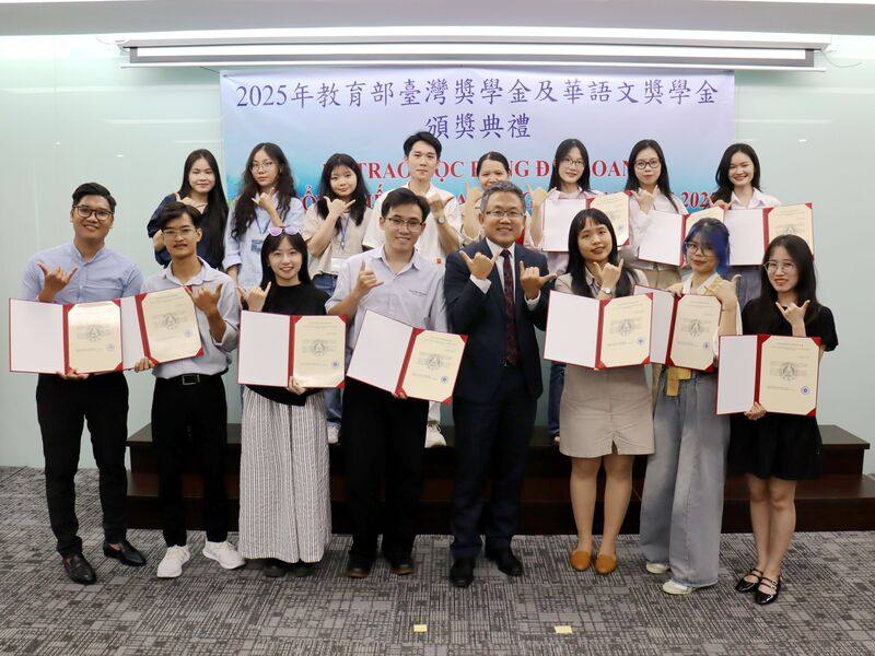 駐越南代表處1日頒發教育部華語文獎學金給受獎生，每名受獎生將赴台學中文3至12個月。駐越南代表劉世忠（右4）和受獎生們一起比出象徵順利的手勢合影