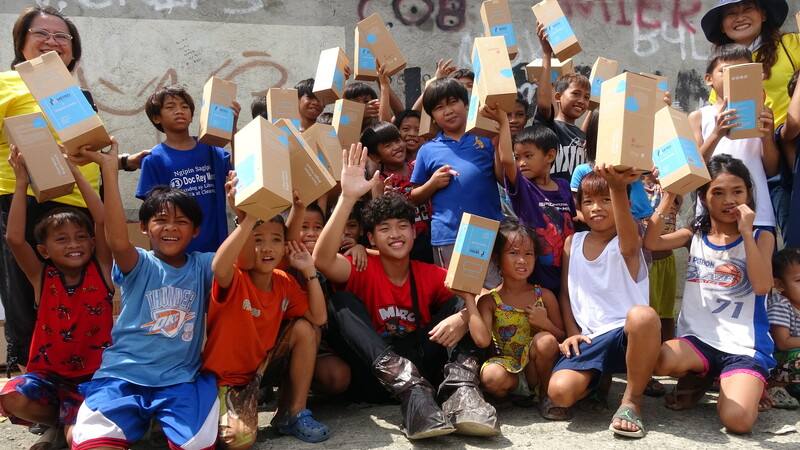 來自台灣的小發明家柯晟睿（前排右4），用他發明的太陽能照明濾水瓶，為多個第3世界國家的貧童改善飲水及照明問題，而他這次把這項產品帶到馬尼拉的貧窮漁村