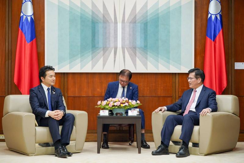外交部長林佳龍（右）與日本國民民主黨青年局長淺野哲眾議員（左）就台日關係交換意見。