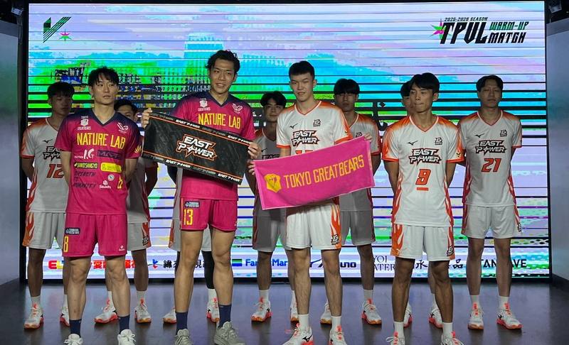 Members of the Taipei East Power volleyball team (in white) pose together with representatives of Japan's Tokyo Great Bears (in pink), the visiting guest volleyball team who will play against Taiwan's teams in a number of exhibition games in September. CN