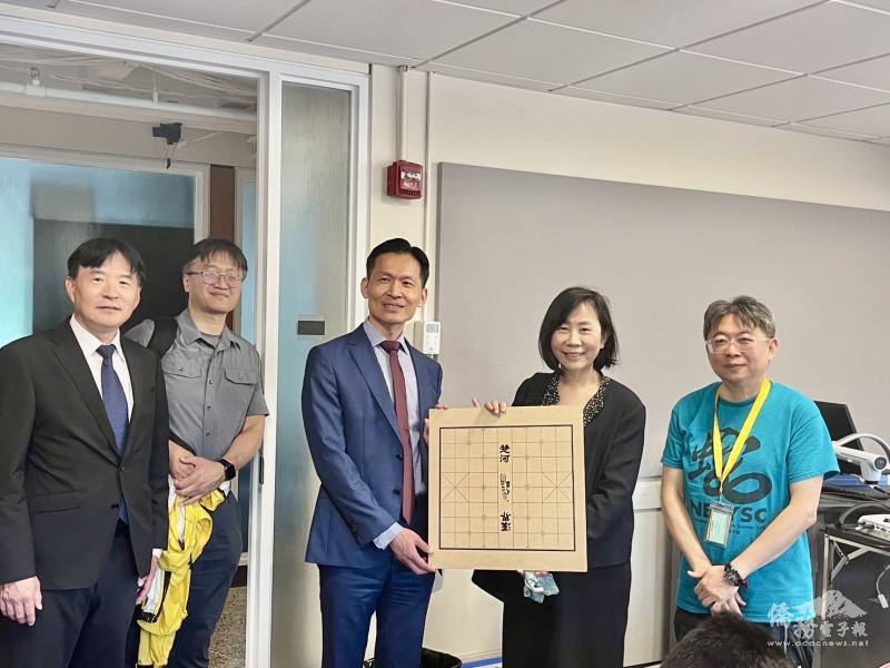 (右起) 紐英崙夏令營指導老師宋永麒、榮幼娥、廖朝宏、許順堯、高家富 (照片提供：波士頓文教中心)