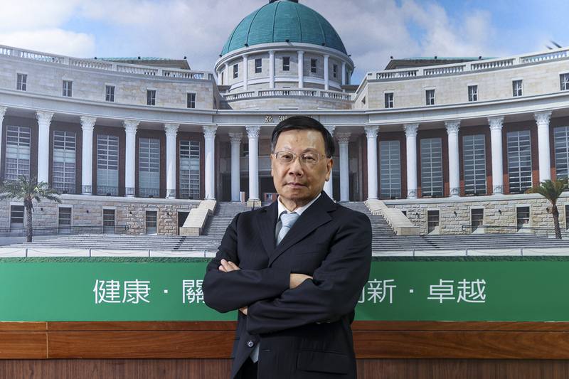 亞洲大學校長蔡進發（圖）31日接受中央社專訪，說明亞大積極推動國際化計畫，培養學生多種語言能力，並有機會出國進修，舉辦許多國際研討會及創辦「諾貝爾大師論壇」，也參與僑委會今年舉辦的海外青年英語服務營等