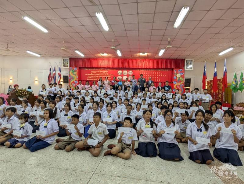 出席貴賓與獲獎學生合影