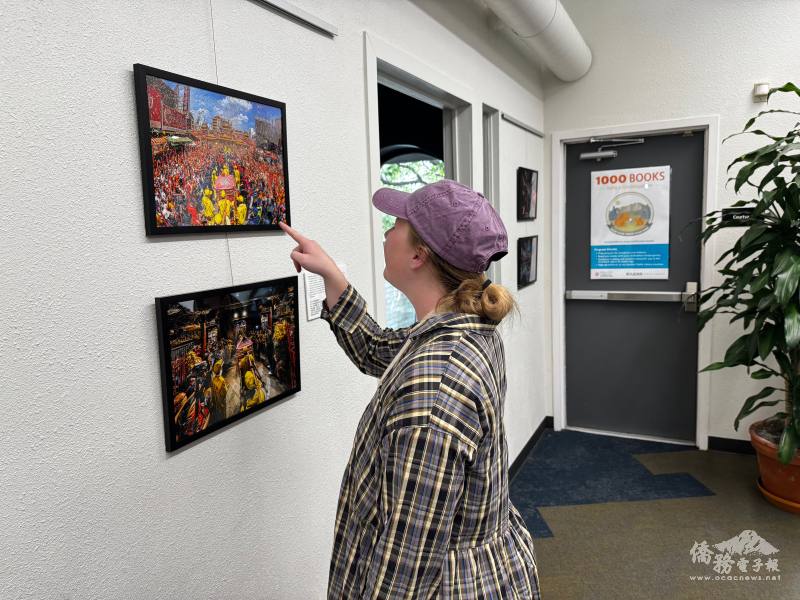 民眾駐足觀賞廟會照片