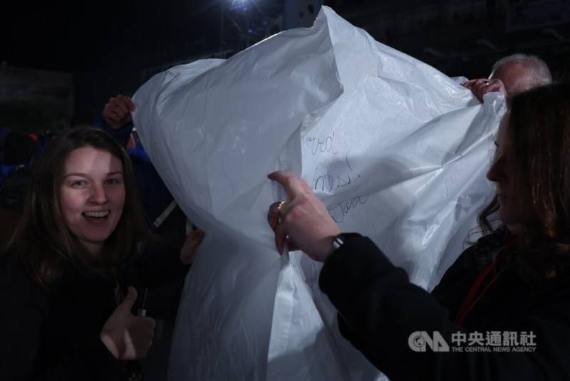 圖為外國觀光客參與新北市平溪天燈節，體驗台灣浪漫天燈文化。（中央社檔案照片）