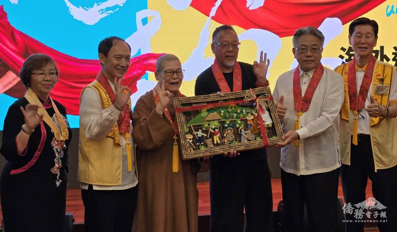 永光法師（左3）代表菲律賓佛光山贈送結緣品予導演曲全立（右3）