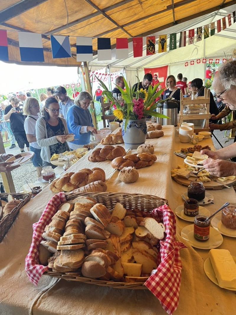 瑞士國慶早餐會支持在地農產品，也是當地人交流情誼、資訊的機會。相聚聊天也是增進直接民主的方式。