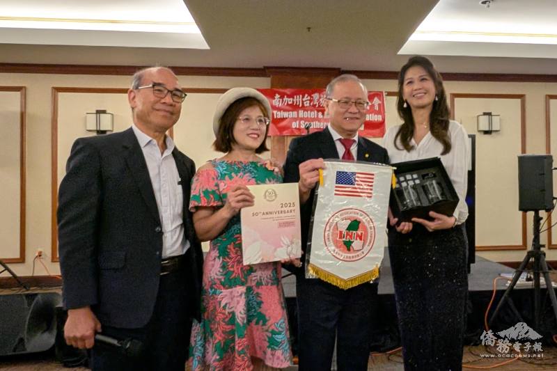 （左起）南加臺灣旅館公會會長劉明岳，以及臺中市旅館公會監事長韓素真、理事長劉國隆和南加臺灣旅館公會理事長張郁芬互贈紀念品