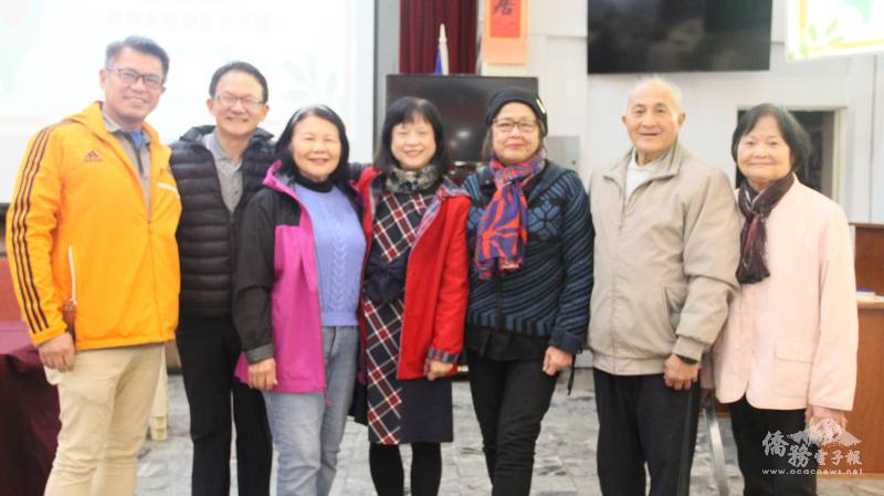 臺僑講座由國立嘉義大學教授陳錦嫣(中)及吳呈懋(左二)主講