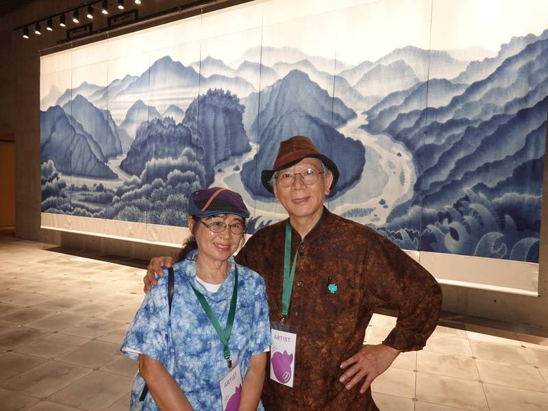 「We TAIWAN台灣文化in大阪．關西世博」2日將盛大登場。國家工藝成就獎得主陳景林帶來寬920公分、高294公分的藍染巨幅畫作「台灣母親河」。陳景林與妻子馬毓秀（左）從事染織藝術多年，多年來致力於台灣天然染料的研究。