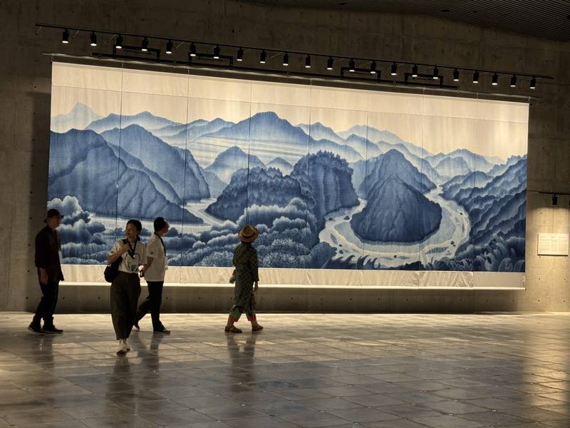 「We TAIWAN台灣文化in大阪．關西世博」2日將盛大登場。國家工藝成就獎得主陳景林以寬920公分、高294公分的藍染巨幅畫作，呈現台灣最長河流「濁水溪」的壯麗景觀與文化象徵。