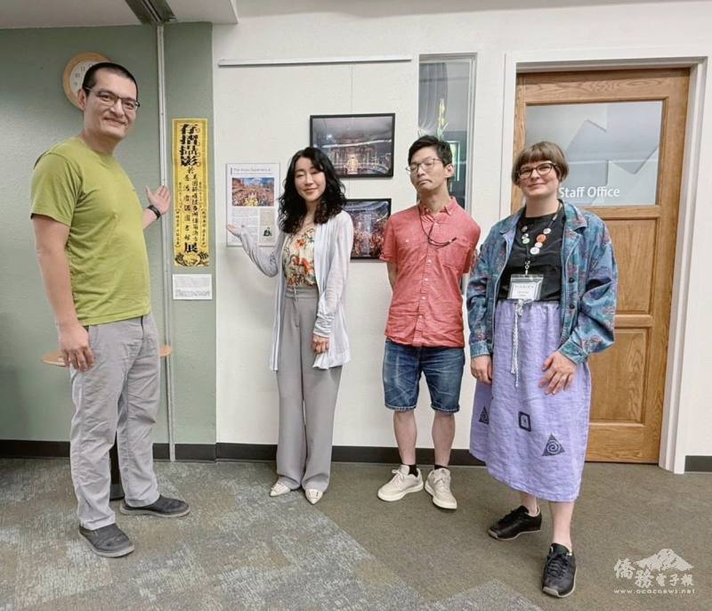 Boulder公立圖書館策展負責人Jennifer Lord(右)及陪同黃虹慧參觀媽祖文化照片展