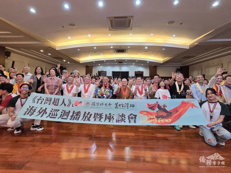 佛光山法師們、貴賓及觀眾與《臺灣超人》導演曲全立合影