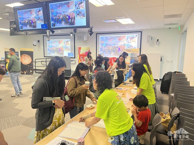 工程師詢問及觀看華語文教材與內容