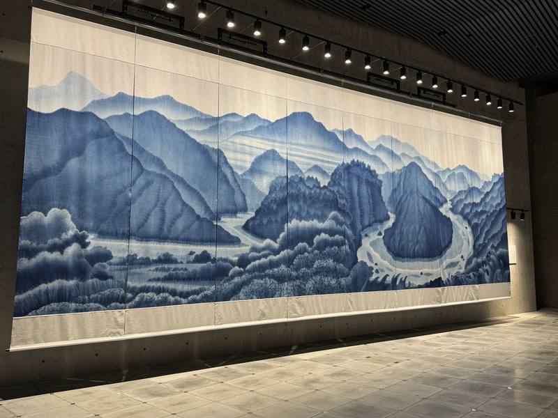 「We TAIWAN台灣文化in大阪．關西世博」2日將盛大登場。國家工藝成就獎得主陳景林以寬920公分、高294公分的藍染巨幅畫作，呈現台灣最長河流「濁水溪」的壯麗景觀與文化象徵，總共耗費超過1000個工時才完成。