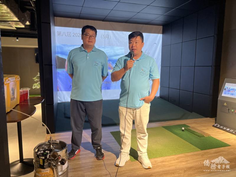 籌備主委林大富（左）與活動主持人蔡士侖（右）合影