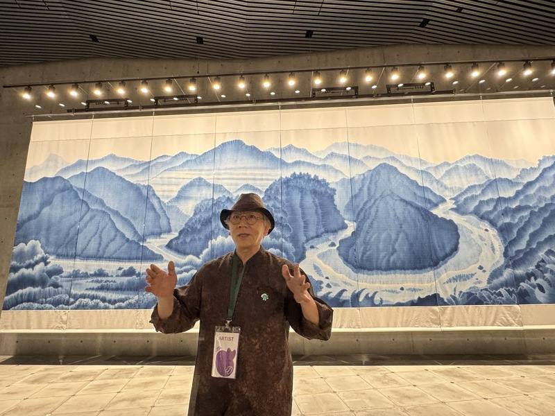 「We TAIWAN台灣文化in大阪．關西世博」2日將盛大登場。國家工藝成就獎得主陳景林以寬920公分、高294公分的藍染巨幅畫作，呈現台灣最長河流「濁水溪」的壯麗景觀與文化象徵，他表示，這源自於他對家鄉的情感記憶。