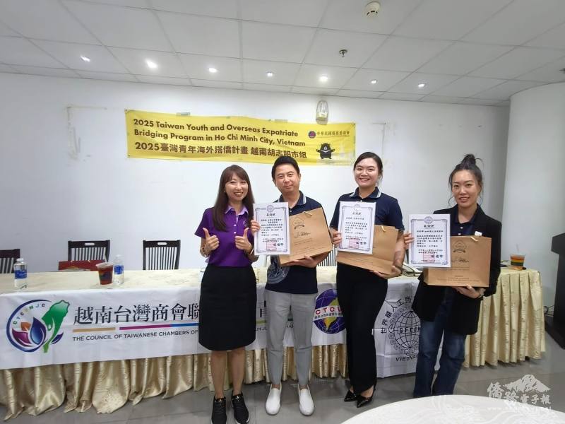 三位講師合影留念世華婦女協會會長林怡伶（左）合影