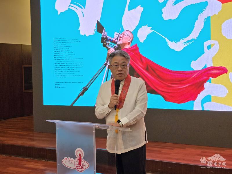 駐菲律賓代表處公使楊登仕表示真正的超人是選擇勇敢、不向困難低頭的人