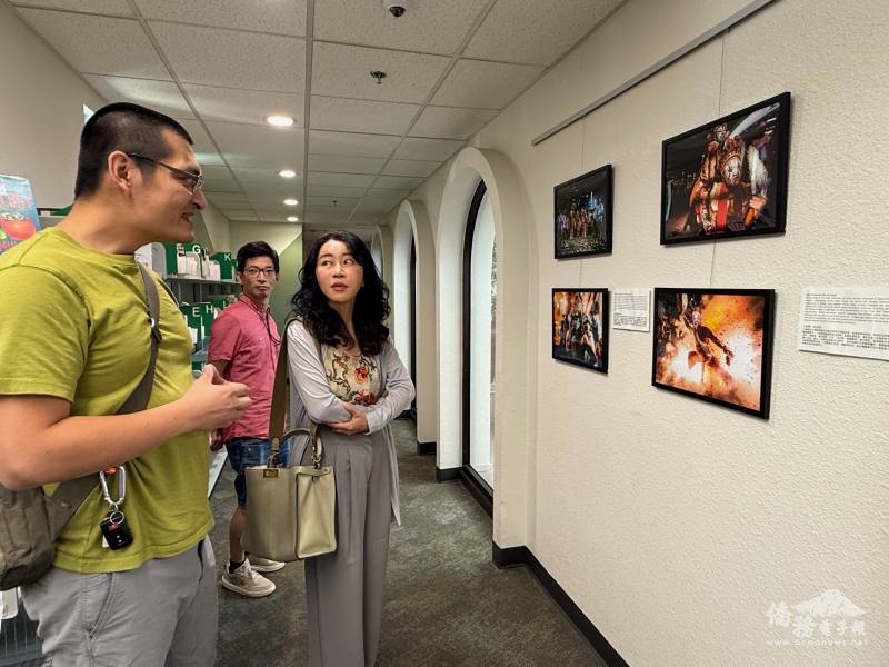 科州臺灣同鄉會會長許峰旗向駐丹佛辦事處處長黃虹慧介紹展出作品