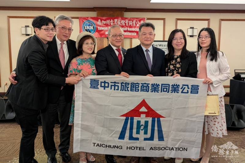 （左起）臺灣建築法學會執行長劉嘉成、南加臺灣旅館公會榮譽理事長徐明豐、臺中市旅館公會監事長韓素真、理事長劉國隆，以及洛杉磯辦事處長紀欽耀、洛杉磯文教中心主任鍾佩珍、洛杉磯辦事處副組長吳純杏合影