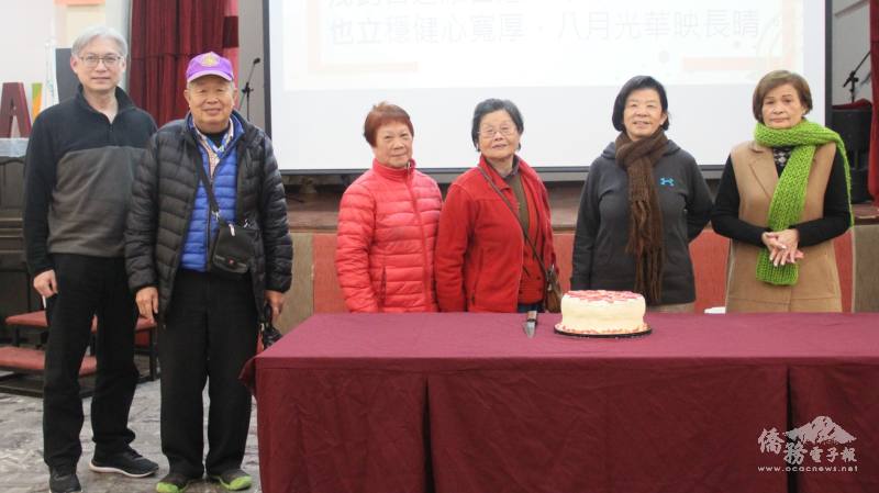 阿根廷臺灣僑民聯合會八月壽星慶生會，陳錦嫣以壽星名字創作詩句致賀