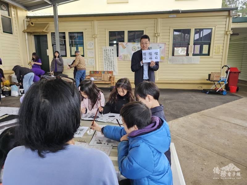 書法老師廖峻鋒現場示範指導
