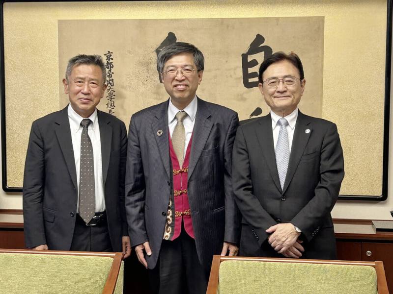 唐獎基金會2日發布新聞稿，執行長陳振川（中）7月中旬訪日，拜訪京都大學校長湊長博（右1）及副校長河野泰之（左1）。（唐獎基金會提供）