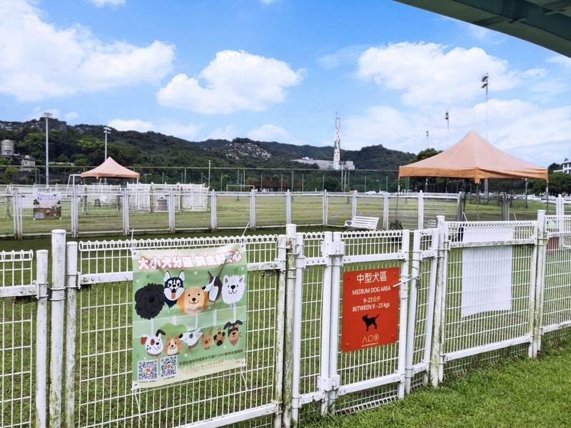 台北市動物保護處為讓狗活動區符合寵物使用需求，把文山區萬興狗活動區增設中型犬活動區，且已對外開放，盼可減少進入活動區內的毛孩因體型差異產生的緊張感。（北市動保處）
