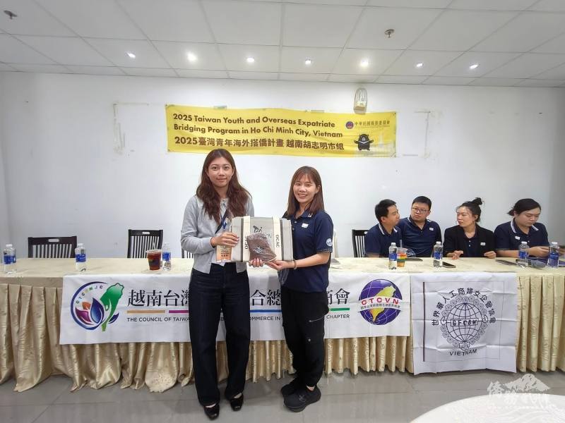 越南臺灣青商會會長林洋逸（右）鼓勵大家在探索中找到適合自己的職涯方向。