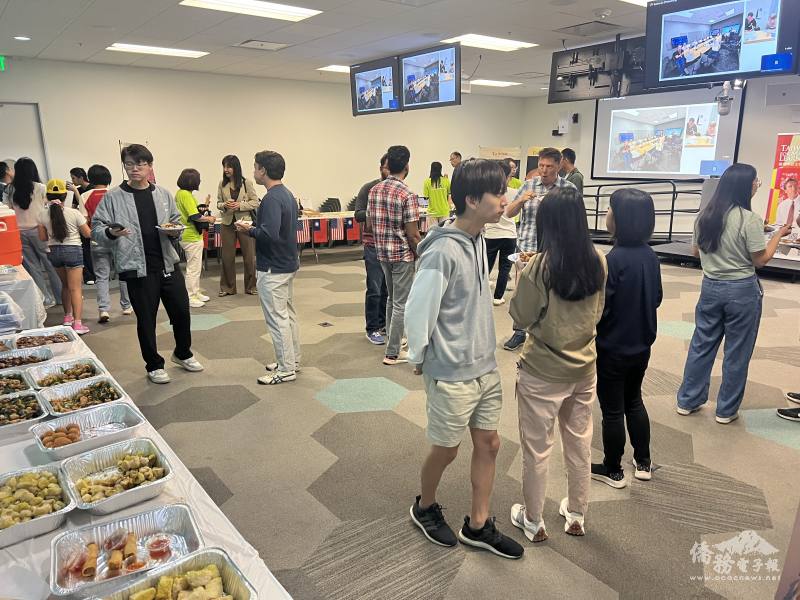 工程師享用臺灣美食與觀看臺灣民俗攤位