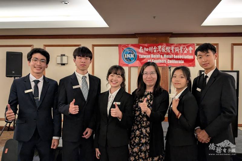 洛杉磯文教中心主任鍾佩珍（右三）勉勵五名來自臺灣的實習生放眼國際