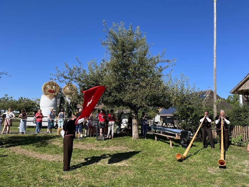 8月1日是瑞士國慶日，慶祝活動除了農家國慶早餐，阿爾卑斯山號角搭配國旗秀的演出是傳統活動之一。